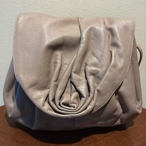 Susan Gail Vintage leather Crossbody
bag NWOT Taupe leather interior lightw